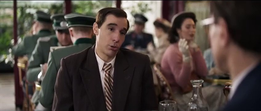 Découvrez les premières images du biopic sur le chanteur Charles Aznavour, avec l'acteur Tahar Rahim, qui sortira le 23 octobre prochain au cinéma - VIDEO