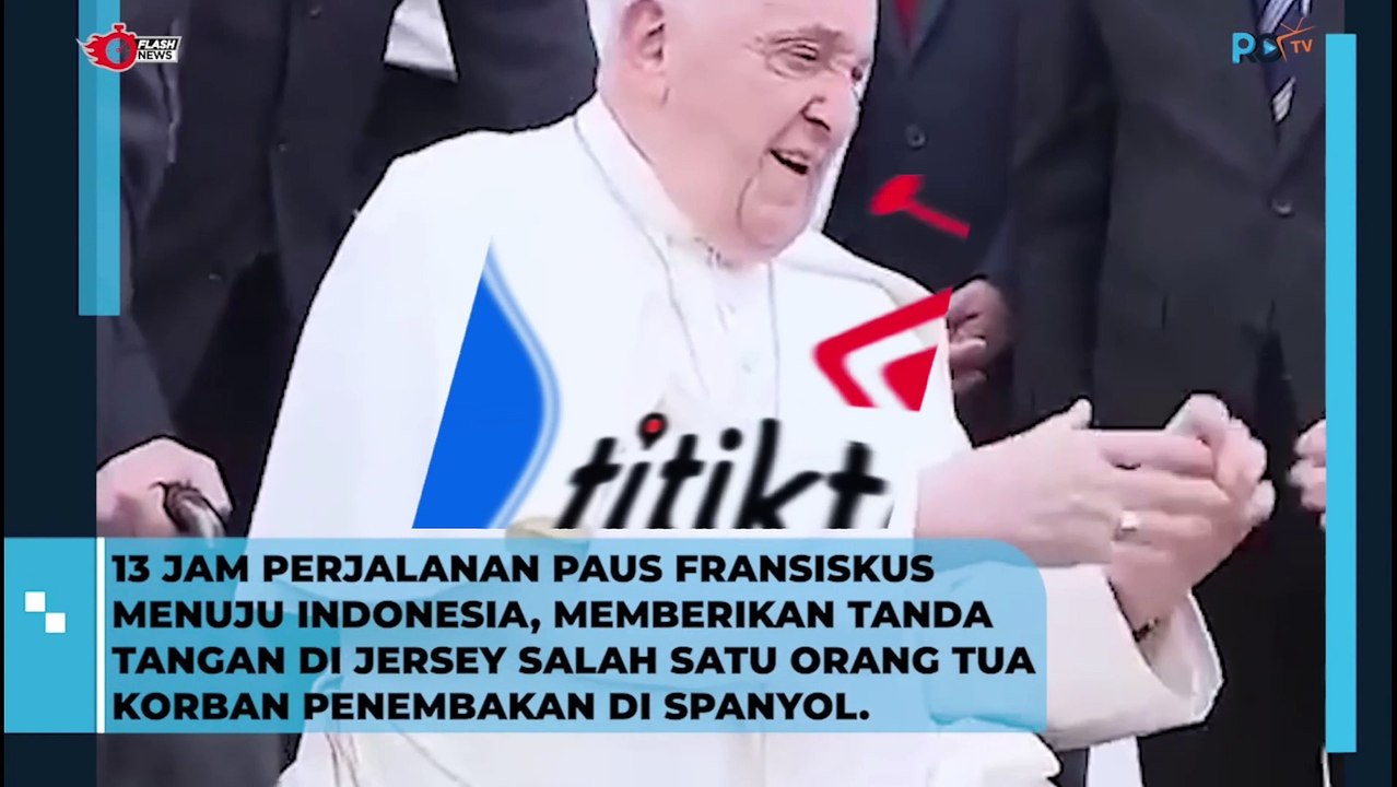 Momen Paus Fransiskus Salami Penumpang Pesawat Saat Menuju Indonesia