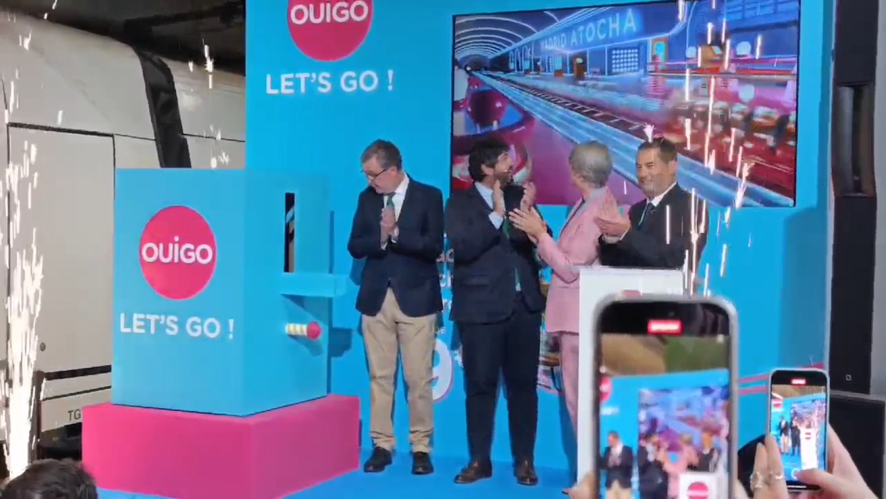 Fernando López Miras, junto a la directora general de Ouigo, Hélène Valenzuela; el alcalde de Murcia, José Ballesta y el director de las filiales de SNCF en el extranjero, Jean Baptiste Guenot, inauguran la nueva línea Murcia-Madrid.