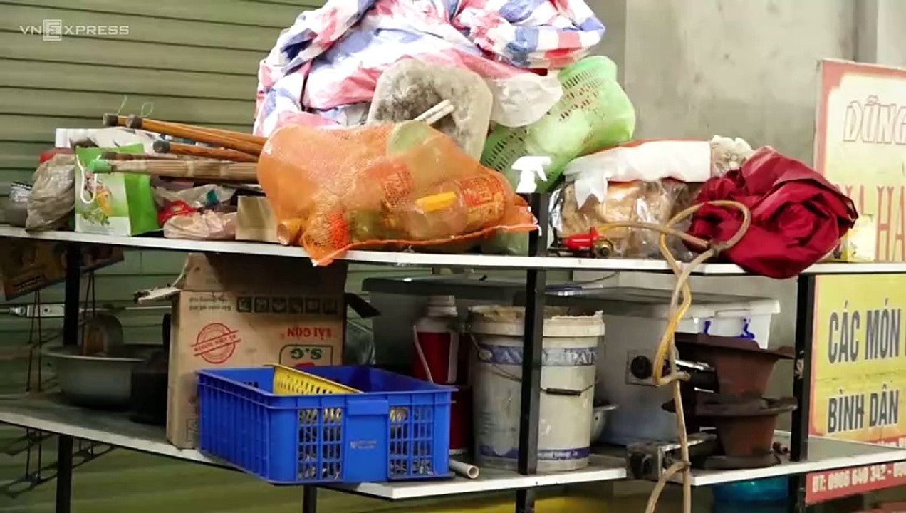 Người dân rửa bát bằng nước lũ