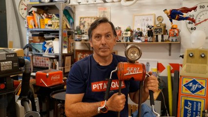 El 'nostálgico' que fabrica robots-joya con todo tipo de piezas antiguas