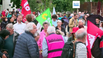 Milhares de pessoas protestam em França contra a escolha do primeiro-ministro feita por Macron
