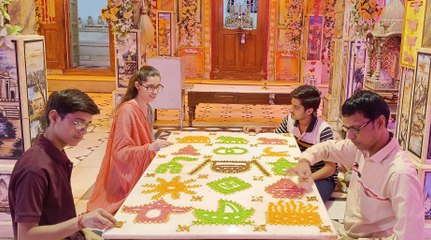 चावलों से बनी रंगोली, चांदी से हुई आंगी की सजावट