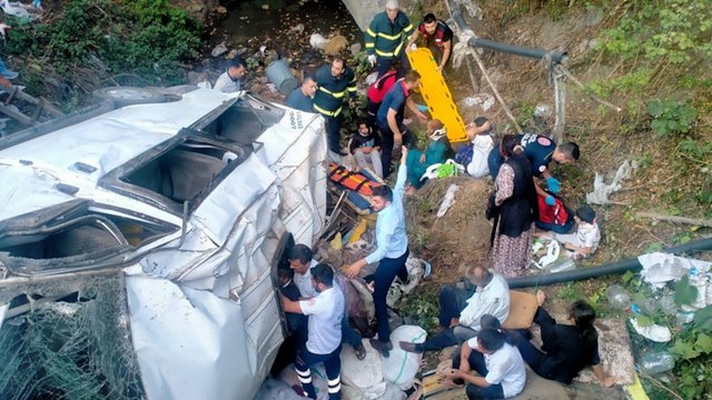 İşçileri taşıyan minibüs dereye uçtu: 1 ölü, 25 yaralı