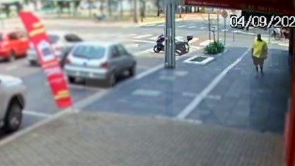 Câmera mostra cadeirante sendo atropelada por moto no Centro