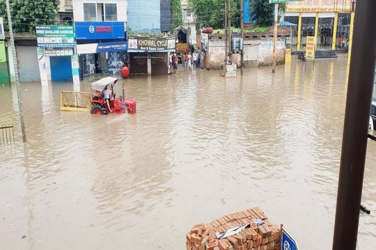 भिवाड़ी: दो घंटे में बरसा छह इंच पानी, चारों तरफ जलभराव, सडक़ें बनी दरिया... देखें वीडियो ....