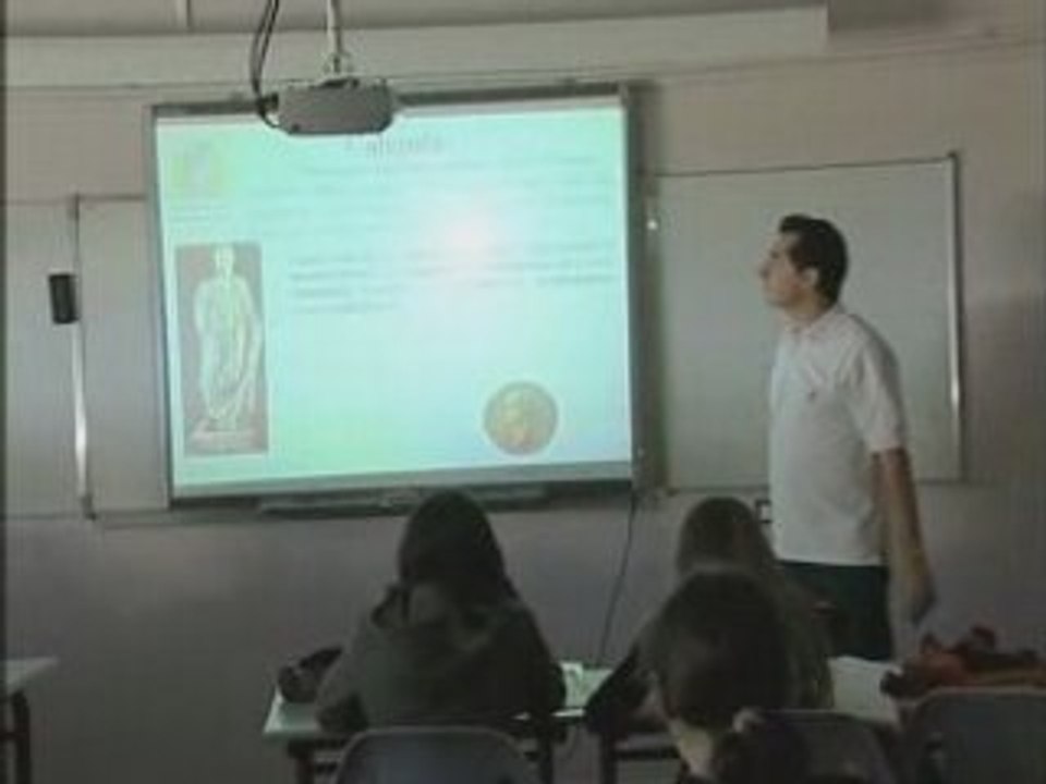 Latin_'un collegien un ordinateur portable'