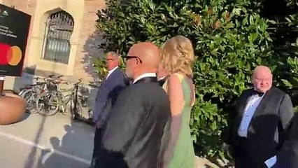 «Mi raccomando, faccia il bravo», l'ultima uscita del ministro Sangiuliano mano nella mano con la moglie a Venezia