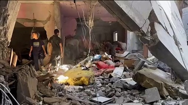 سكان مخيم النصيرات يتفقدون الأضرار بعد غارة إسرائيلية