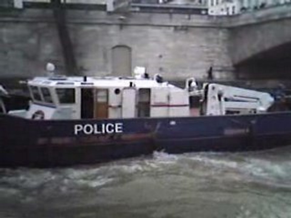 Remorqueur-pousseur de la Brigade Fluviale