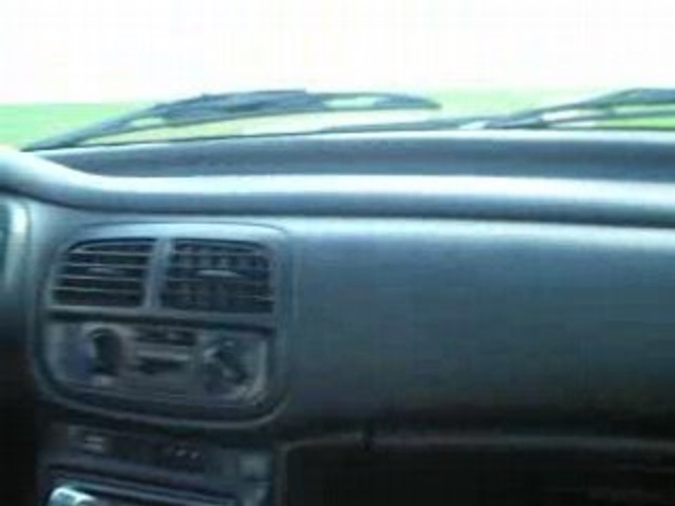 Subaru Impreza GT sur petite route de camapgne