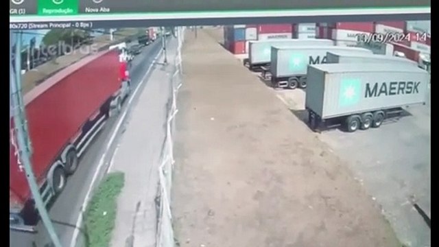 Carreta com contêiner vira em cima de carro após pegar contramão e motorista morre esmagado; veja vídeo