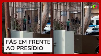 Fãs de Deolane vão à porta de presídio para ver influenciadora