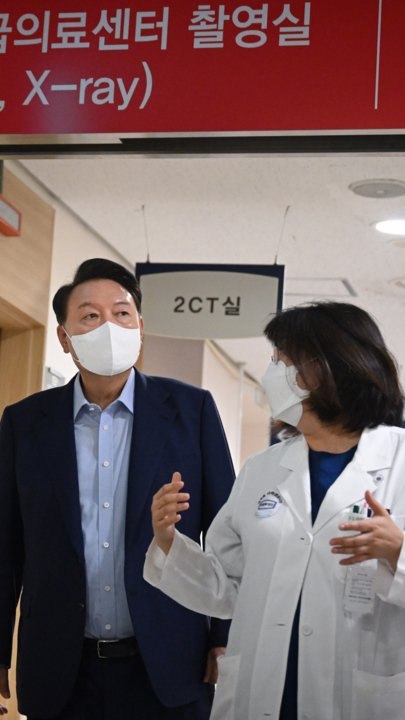 尹 응급실 찾은 다음날…대통령실, 비서관 의료현장 배치 추진