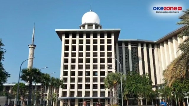 Jelang Kedatangan Paus Fransiskus, Warga Padati Gerbang Masjid Istiqlal