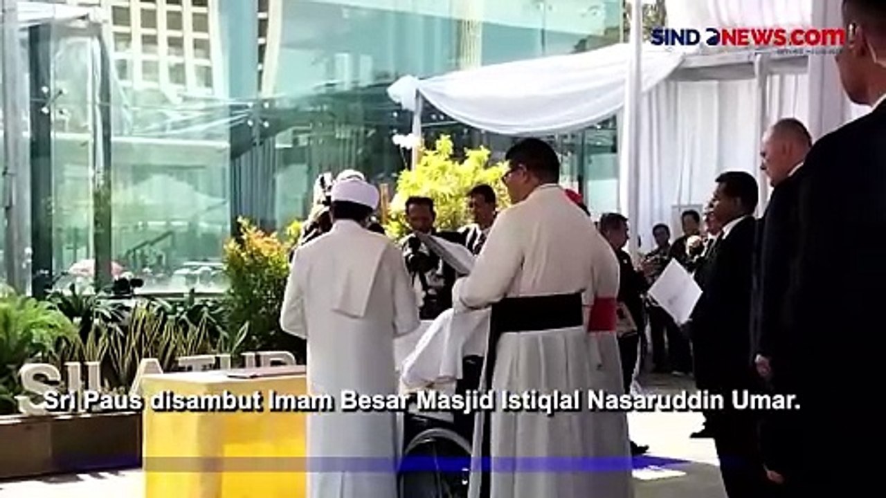 Momen Paus Fransiskus Diajak Lihat Terowongan Silaturahmi