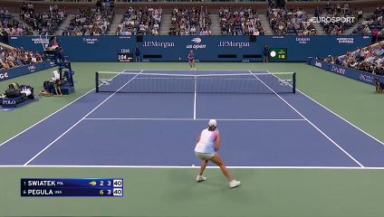Une N.1 impuissante et au tapis : Le succès de Pegula en vidéo
