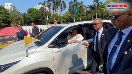 Teriak hingga Isak Tangis Warga Berebut Salaman dengan Paus Fransiskus