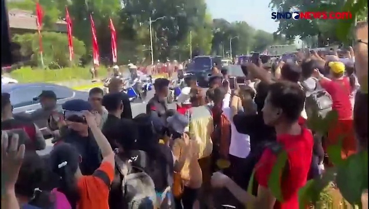 Momen Ratusan Warga Berebut Ingin Salaman dengan Paus Fransiskus