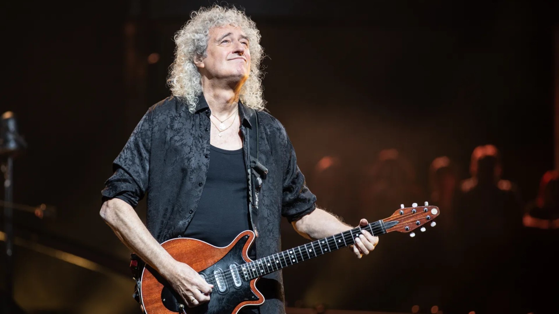 Bryan May, guitarrista de Queen, comparte que un derrame cerebral le habra inmovilizado el brazo