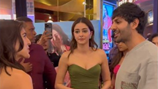 Sara Ali Khan Kartik Aaryan को Hug करते देख Ananya Panday Jealous Video, Public Reaction|Boldsky