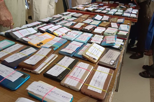 साइबर टीम ने गुम हुए मोबाइल खोजकर मालिकों को लौटाए