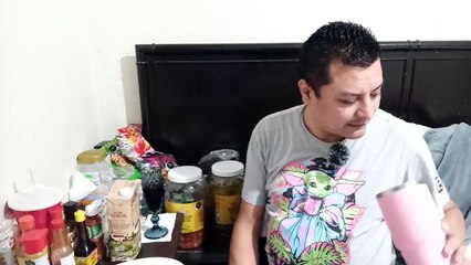 Abriendo una caja de vino tinto don simon mientras como botanas y les muestro mi area botanero epica