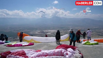 Erzincan'da Paraşütçüler Gökyüzünü Renklendirdi