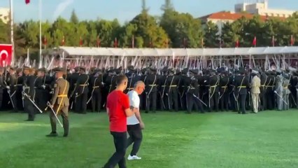 Teğmenlerin yemininden yeni görüntüler ortaya çıktı: Aynı anda koşarak kılıçlarını çektiler
