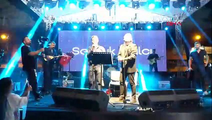 Kütahya Simav'ın 'müzisyen kaymakamı'! Gitar çalarak, yaklaşık 1,5 saat sahnede kaldı