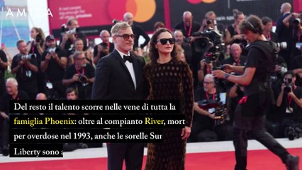 Joaquin Phoenix sul red carpet con la sorella Rain (non con Rooney Mara)