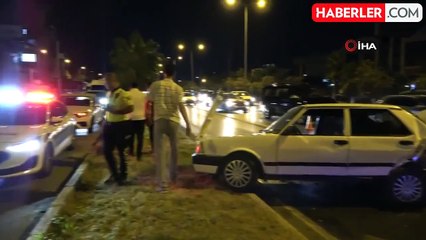 Antalya'da 4 araç birbirine girdi, trafik polisi yağı temizledi