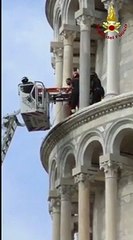 Malore sulla Torre di Pisa, lo salvano i vigili del fuoco