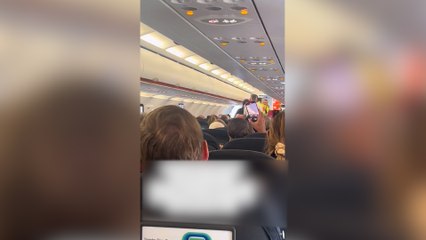 Sarhoş yolcu uçağın kapısını açmaya kalktı