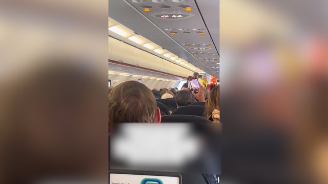 Sarhoş yolcu uçağın kapısını açmaya kalktı