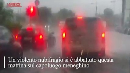 Descargar video: Maltempo, bomba d'acqua su Milano: le strade sembrano fiumi