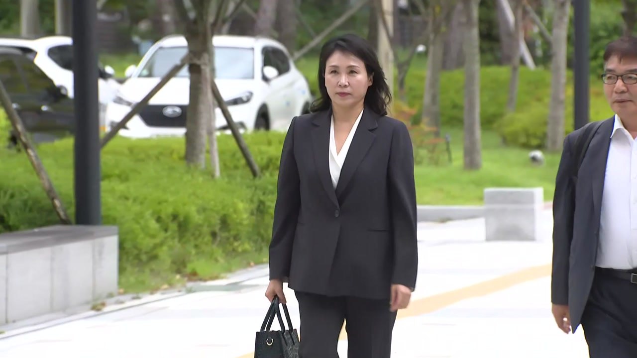 '법인카드 의혹' 김혜경, 검찰 조사..."진술 거부" / YTN