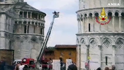 Tải video: Pisa, malore mentre e' sulla Torre pendente: salvato turista 45enne