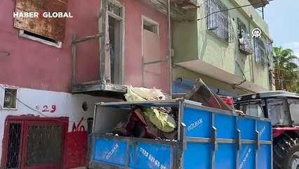 Aileye yeni aldıkları evde şok edici manzara: İki römork çöp