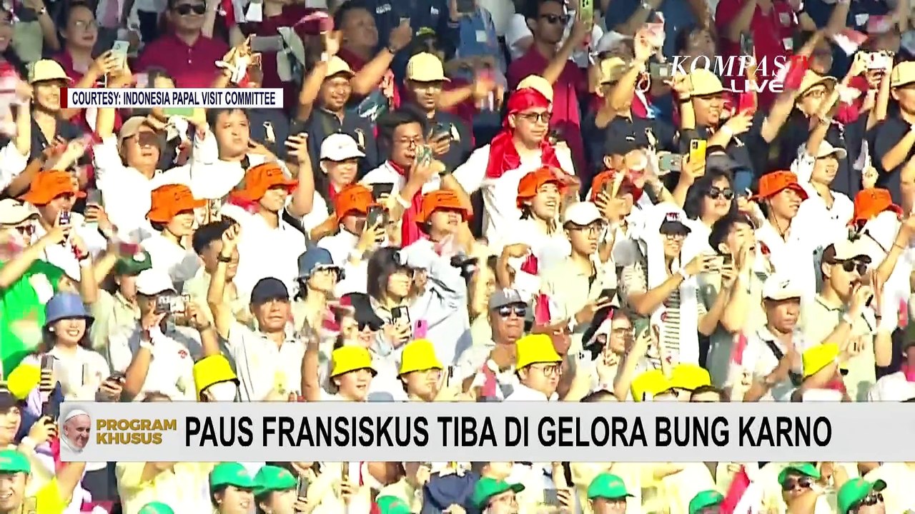 Kunjungan Bersejarah, Paus Fransiskus Berkeliling Menyapa Umat di Stadion Madya dan GBK