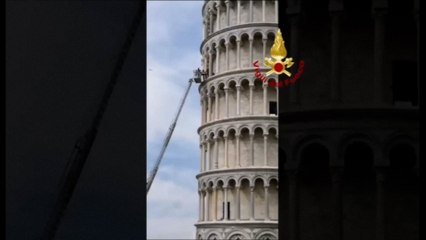 Los bomberos rescatan a un turista de 45 años de la torre inclinada de Pisa..