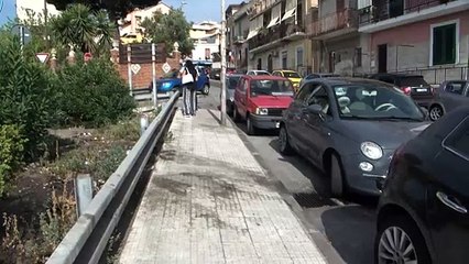 UN'AIUOLA COME PATTUMIERA VIALE GAZZI, INTERVENGONO I VIGILI