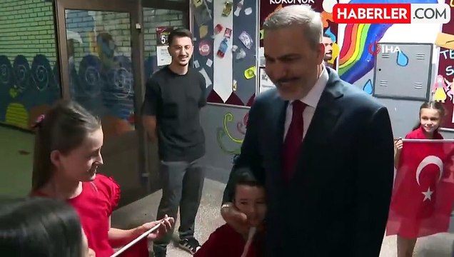 Bakan Fidan, Üsküp'te Türkçe Eğitim Veren Okulu Ziyaret Etti