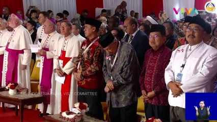 Imam Masjid Istiqlal Pegangi Mikrofon Paus Fransiskus