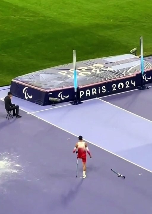 Paralimpiadi, l'incredibile gesto di Lukasz Mamczarz: getta le stampelle, il VIDEO da brividi