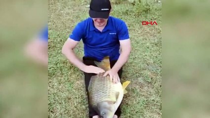 Yakaladığı 16 kiloluk dev balığı bacaklarının üzerinde bebek gibi salladı