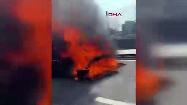 İstanbul trafiğinde otomobil alev alev yandı