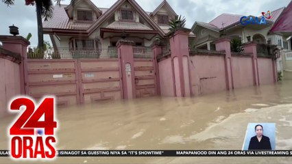 Abot-dibdib na baha, problema pa rin; gumagamit na ng bangka para makabiyahe | 24 Oras