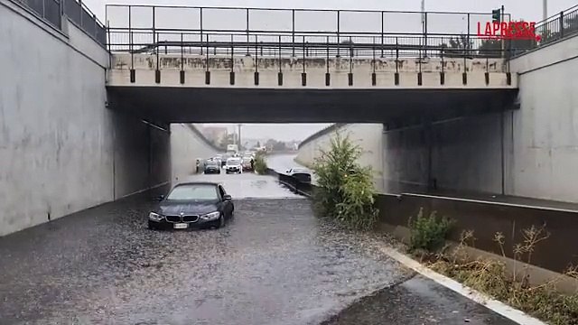Maltempo a Milano, auto bloccate nel sottopasso allagato: gli automobilisti costretti a salire sul tetto