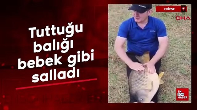 Edirne'de yakaladığı dev balığı bacaklarının üzerinde bebek gibi salladı